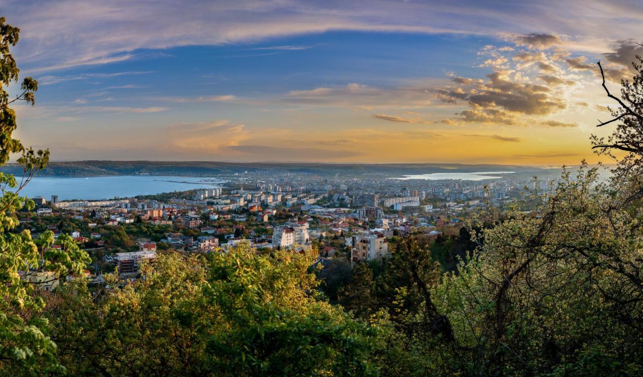 Linden House - A Lovely Apartment In Central Varna Bagian luar foto
